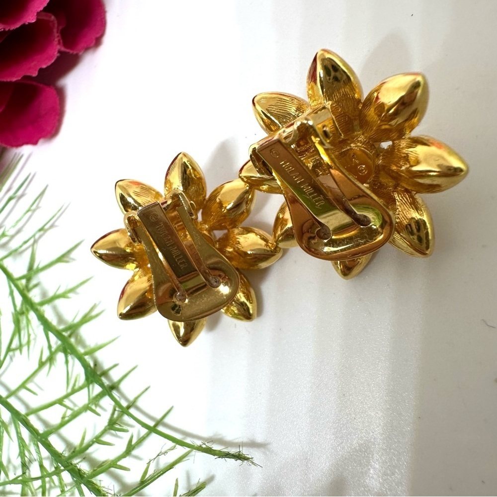 VINTAGE⚜️Nolan Miller Pearl & Crystal Flower Clip Earrings - Picture 6 of 8